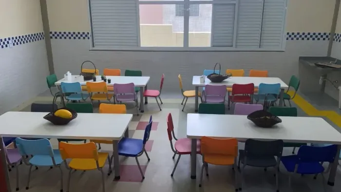 Mesa coletiva com cadeiras infantil/escolar