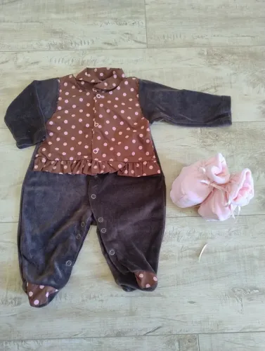 Lote/kit roupinhas de bebê menina 4pcs e um par de pantufas