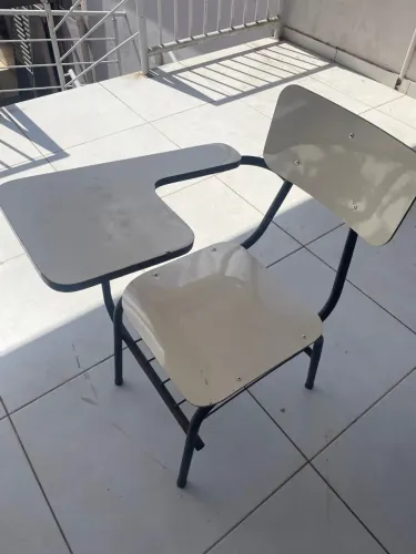 Vende-se carteira escolar 