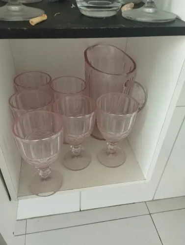 Conjunto de taças rosa cristal, elegantes e novas 