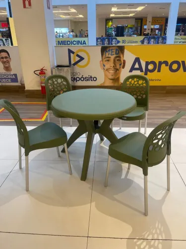 Conjunto de mesa e cadeiras de plástico