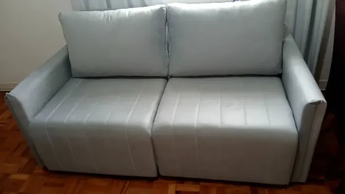 Sofá-cama retrátil com almofadas soltas