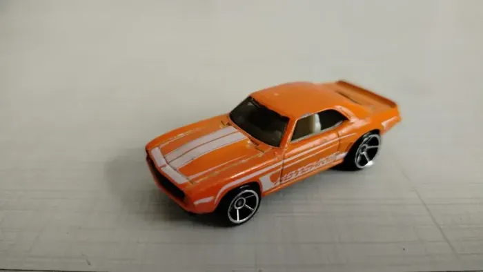 Miniatura' 69 Camaro Hot Wheels 1/64 Laranja