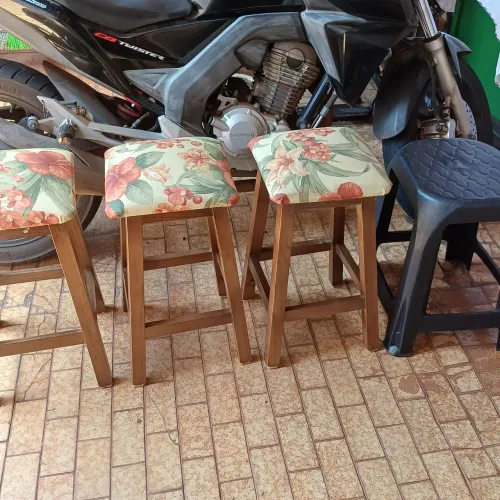 Banquetas 3 de madeira com estofado floral+1 de plástico Só $199,90 DESAPEGO NÃO ENTREGO