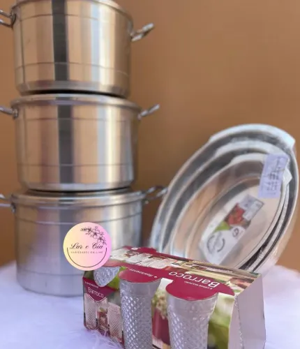 Conjunto de panelas, assadeira e copo brinde