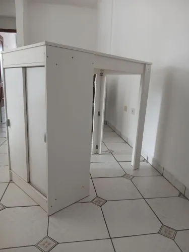 Vendo mesa bancada gourmet,  3 lugares, cor branca e armario 2 portas