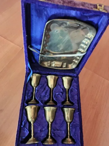 Tacinhas de licor e bandeja em bronze