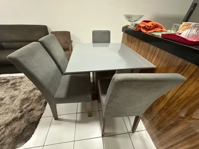 Vendo mesa com 4 cadeiras - Tampão de vidro