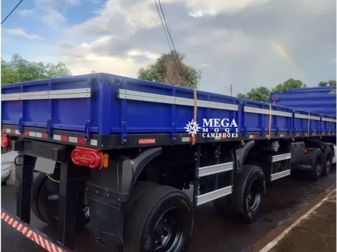 Carreta carga seca Fachinni