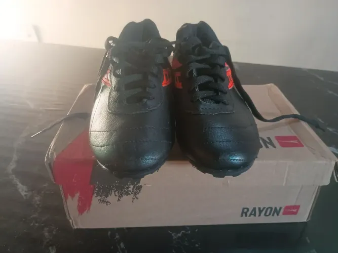 chuteira nova preta com detalhes vermelhos na da marca RAYON tamanho 37
