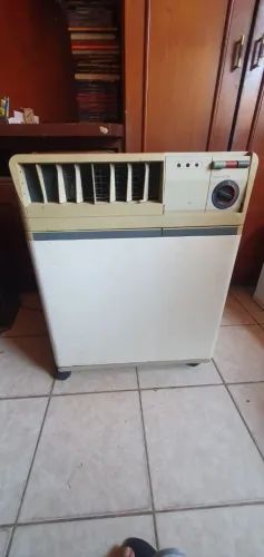 Ar condicionado compacto DeLonghi 7.000 BTU/h, Modelo PAC 02, funcionando