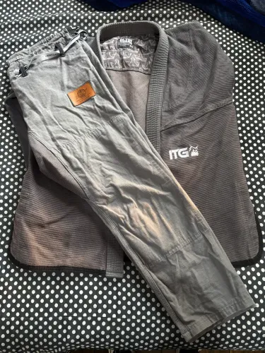 Kimono de Jiu Jitsu cinza