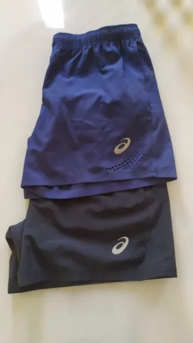 Dois shorts de treino masculino Asics preto e azul marinho Tam G