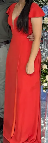 Vestido de festa vermelho com fenda