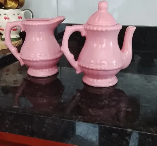 Jogo novo de bule e leiteira de porcelana
