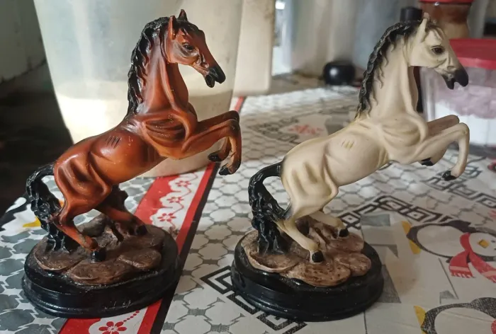 Esculturas de cavalos em resina 