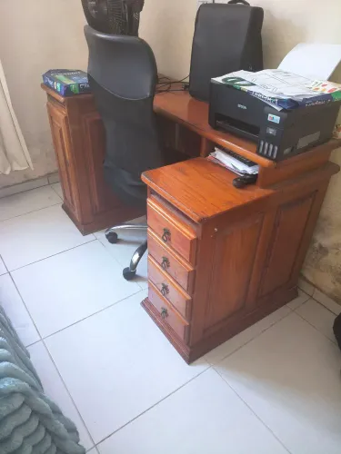 Gabinete de escritório em madeira de lei