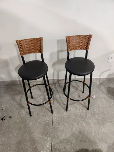 Kit 2 Banquetas Altas com Encosto Trançado e Assento Estofado Preto