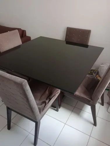 VENDO MESA QUADRADA GRANDE, COM 4 CADEIRAS.