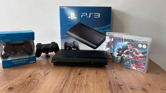 Playstation 3 1 TB + 3 Jogos Mídia Física + 2 Controles