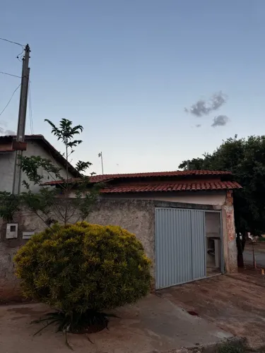 Aluga-se barracão 2 cômodos + garagem.