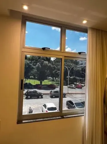 PELÍCULA DE CONTROLE SOLAR E PRIVACIDADE