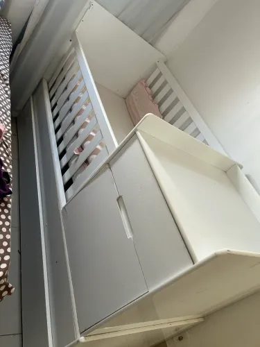 Berço multifuncional com cama auxiliar