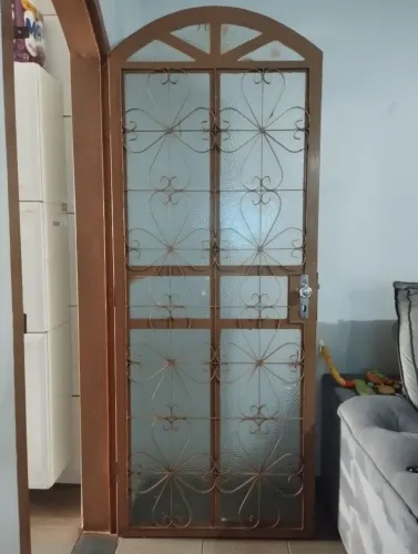 Porta de ferro trabalhada com vidro tudo novo 