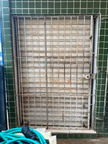 Vendo essa porta de esteira e grade 1.50 por 2.10