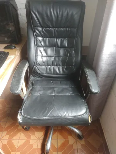 Cadeira Presidente p/ Escritório (Para Reforma ou Peças) - R$ 50