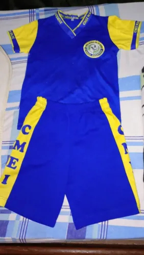 Fardamento escolar infantil 50 reias cada.