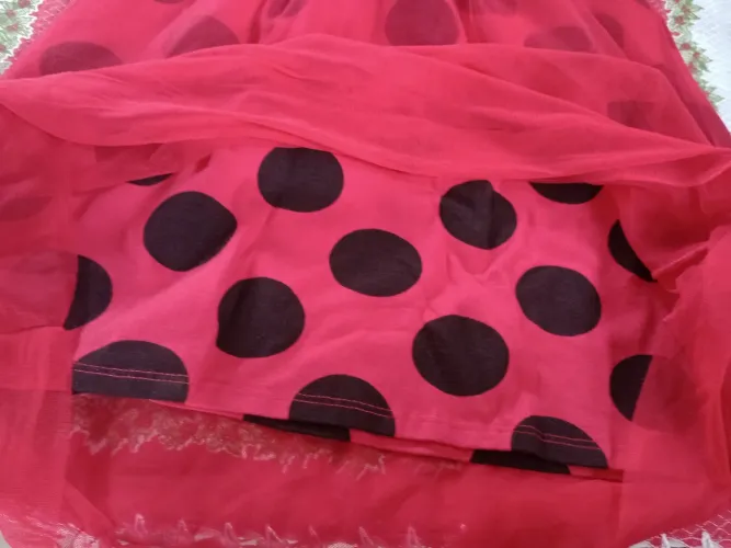 Vestido infantil com bolinhas com aplique da joaninha