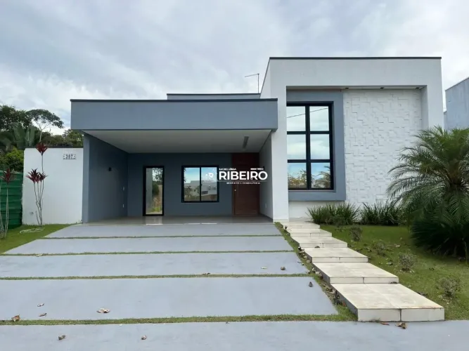 Casa no Condomínio Alphaville com 3 Suítes e Piscina R$1.500.000,00