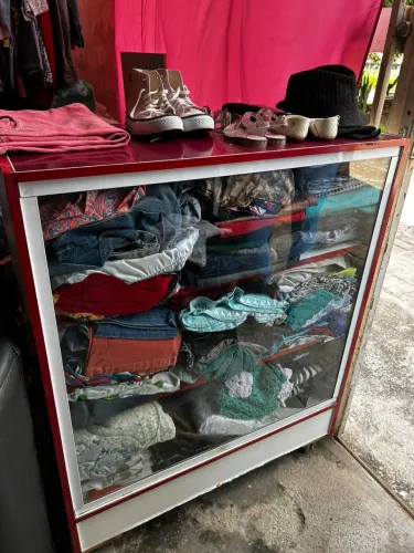 Balcão com frente de vidro 