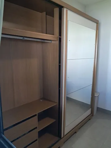 Guarda roupa de casal, portas de correr e com espelho,menos de 7 meses de uso