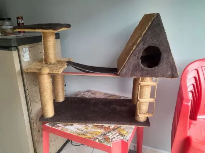 Casinha com Play ground para calopsitas, gatos R$ 200,00