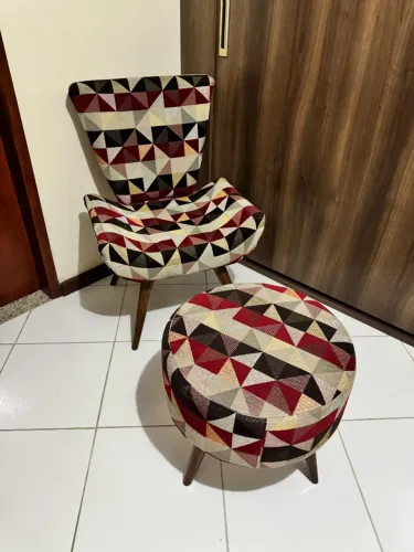 POLTRONA + PUFF EM SUEDE - PÉS EM MADEIRA