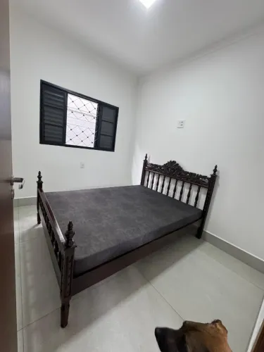 Cama de casal e mesa de cabeceira de época em madeira maciça nobre + colchão D33