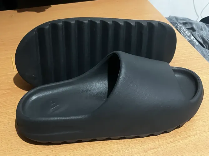 chinelo yeezy slide onyx preto