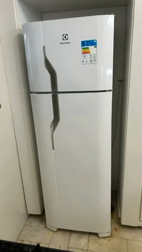 Geladeira Electrolux DC35A de 260 litros branca