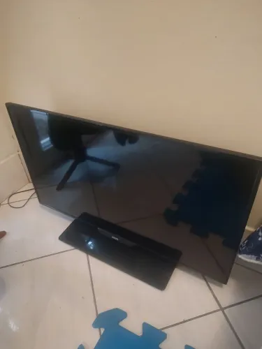 TV Philips 40" + aparelho streaming Roku