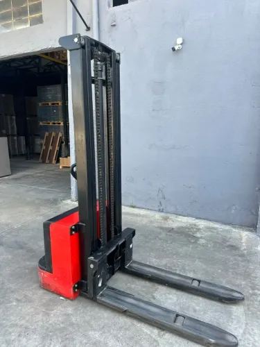 EMPILHADEIRA ELÉTRICA 1.500 KG - ELEVAÇÃO 3,5 METROS
