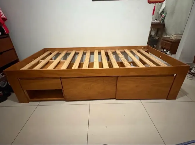 Cama de madeira com gavetas e cômoda embutida