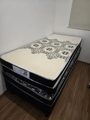 Cama solteiro + 2 colchões