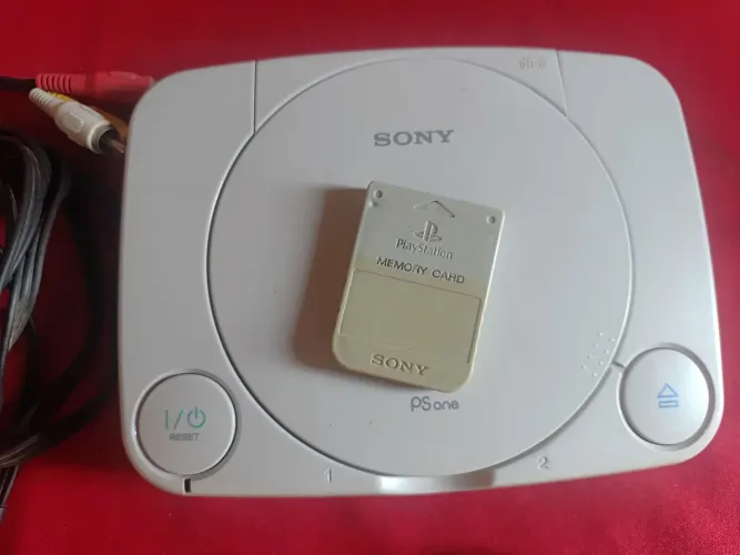 PlayStation one (1) controle original, memory card original e cabo tv original s/ fonte