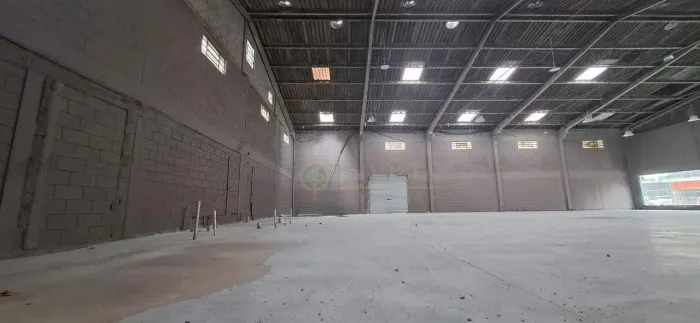 Loja para alugar em Florianópolis, 677 m² e 11 vagas - Bairro Estreito, próximo à Av. Beir