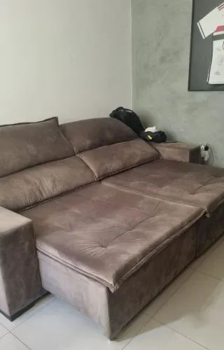 Sofá retrátil com assentos reclináveis marrom