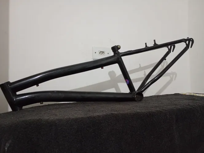 Quadro de Bicicleta aro 26 preto usado bom com guardo e guidão 
