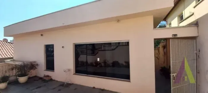 Casa Térrea no Centro de São Roque!