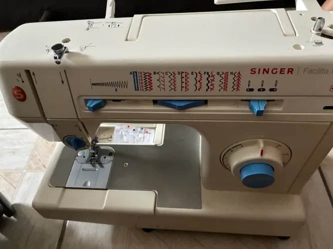 (Desapego) Máquina de Costura Singer Facilita